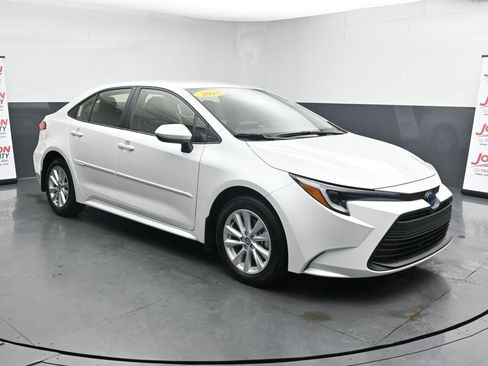 Used 2025 Toyota Corolla LE image 2