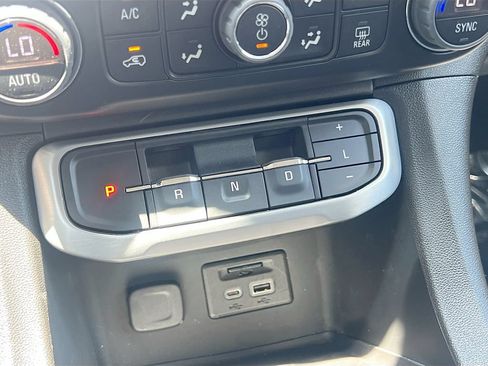 Used 2023 GMC Acadia SLT AWD/4WD image 17