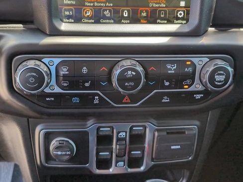 Used 2023 Jeep Wrangler Unlimited Sahara w/ Cold Weather Group AWD/4WD image 19