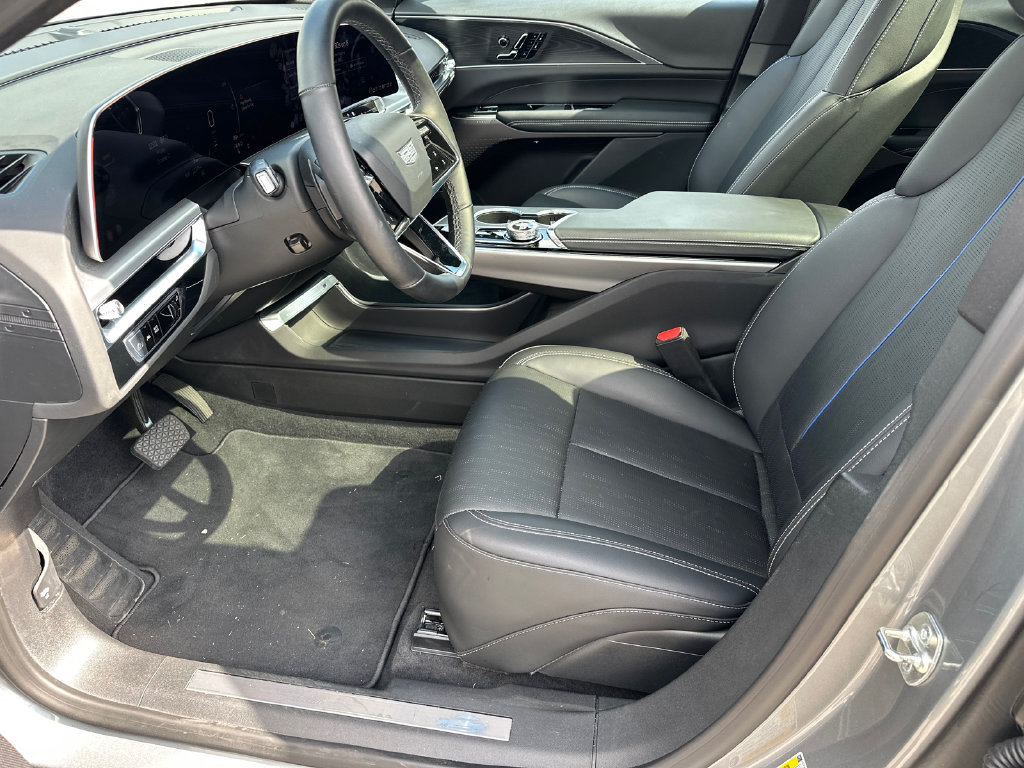 Used 2025 Cadillac Lyriq Luxury AWD/4WD image 9