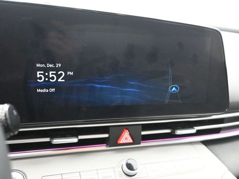 Used 2024 Hyundai Elantra Limited image 20