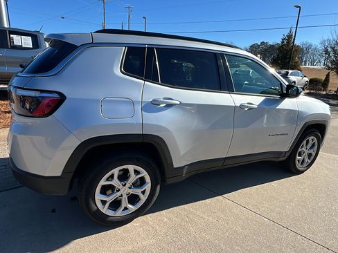 Used 2024 Jeep Compass Latitude image 8