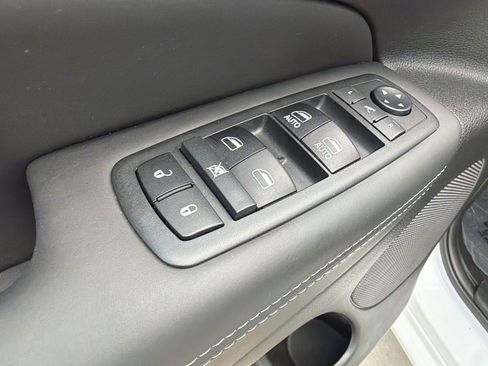 Used 2019 Jeep Grand Cherokee Overland AWD/4WD image 25