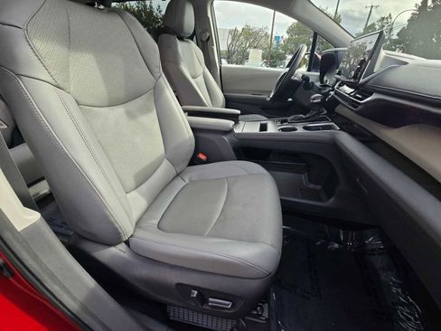 Used 2023 Toyota Sienna Limited image 11