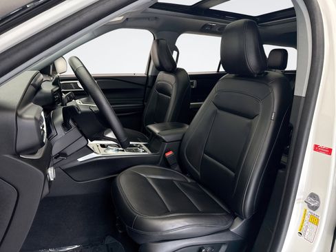 Used 2023 Ford Explorer XLT w/ Equipment Group 202A image 11