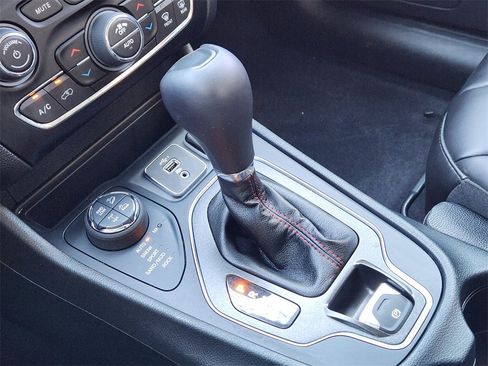 Used 2023 Jeep Cherokee Trailhawk image 21