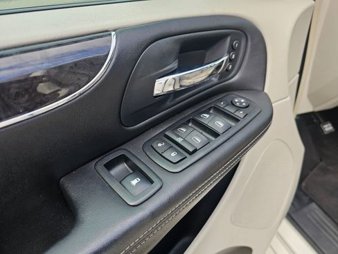Used 2011 Chrysler Town & Country Limited FWD image 29
