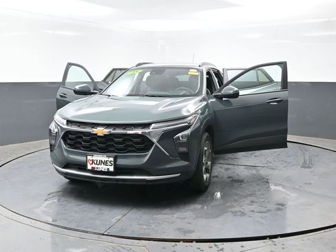 Used 2025 Chevrolet Trax LT FWD image 59