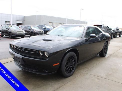 Used 2019 Dodge Challenger SXT image 3
