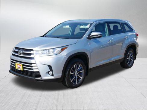 Used 2019 Toyota Highlander XLE AWD/4WD image 3