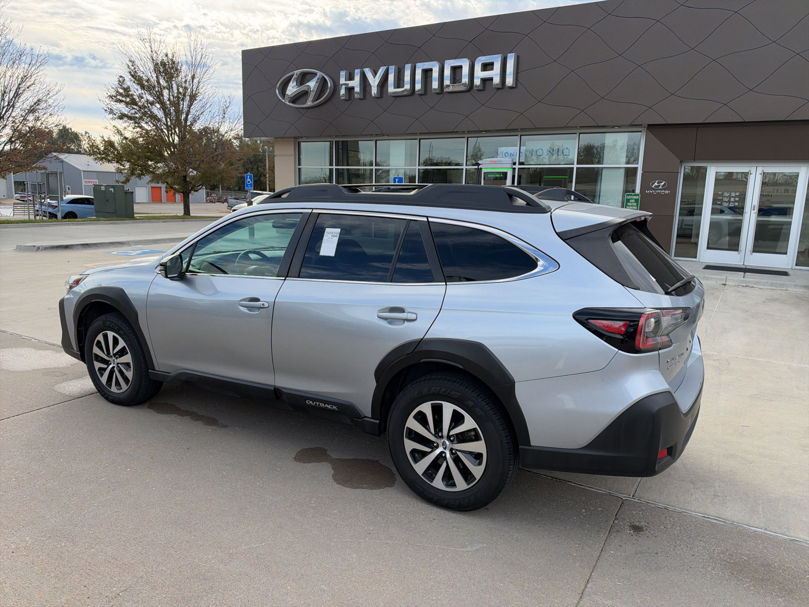 Used 2023 Subaru Outback Premium AWD/4WD image 3