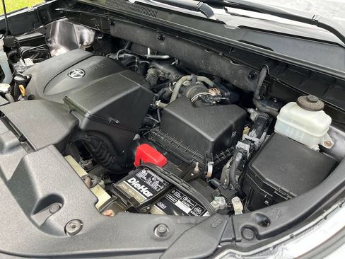 Used 2019 Toyota Highlander XLE AWD/4WD image 28
