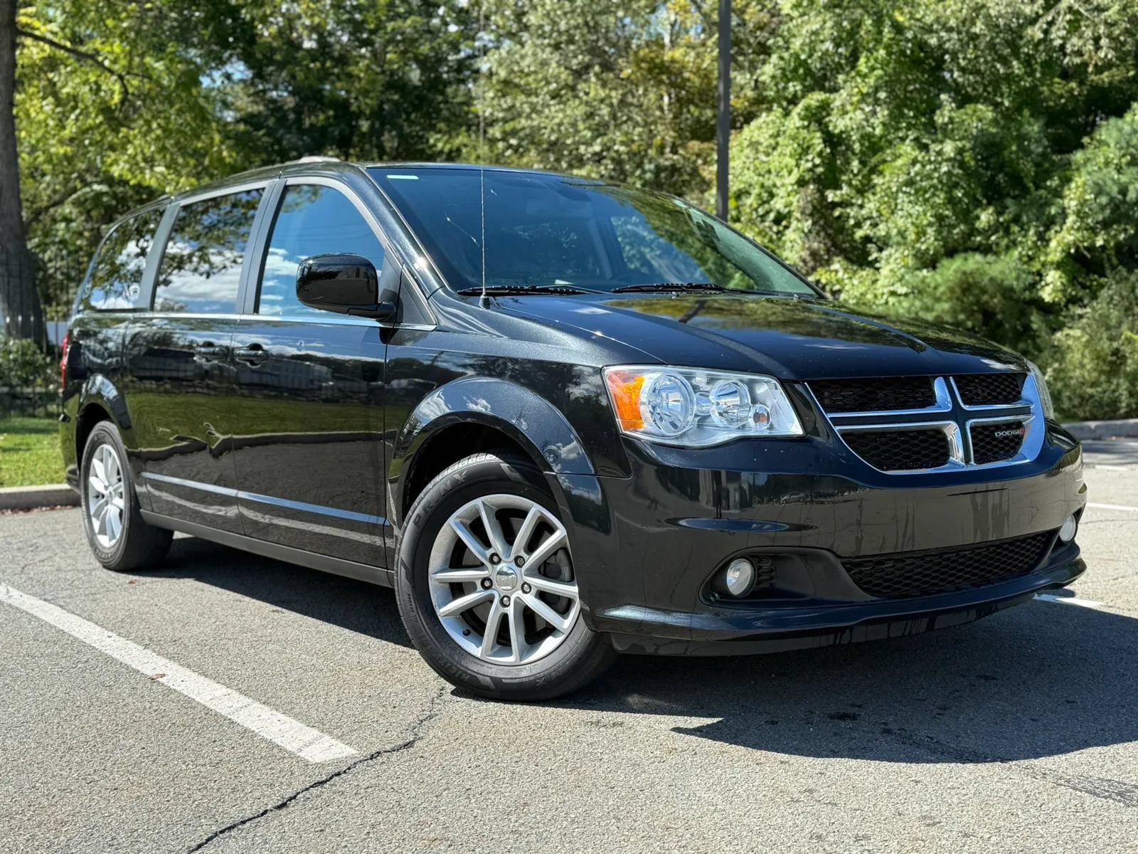 Used 2019 Dodge Grand Caravan SXT FWD image 1