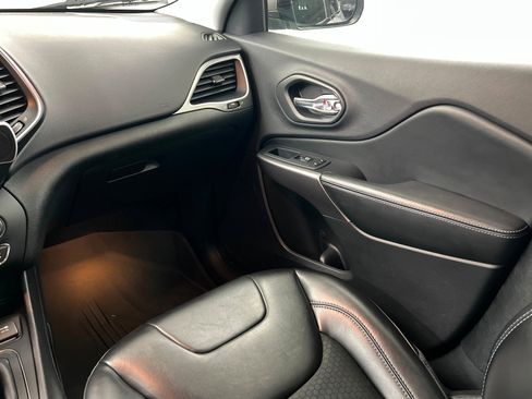 Used 2019 Jeep Cherokee Latitude Plus w/ Trailer Tow Group image 11