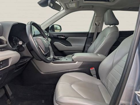 Used 2020 Toyota Highlander XLE FWD image 13