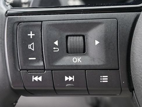 Used 2023 Nissan Pathfinder Platinum w/ Black Appearance Package AWD/4WD image 12