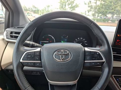 Certified 2023 Toyota Sienna XLE FWD image 22