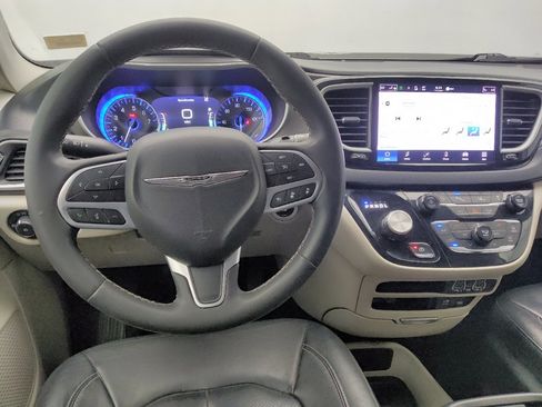 Used 2022 Chrysler Pacifica Touring-L FWD image 22