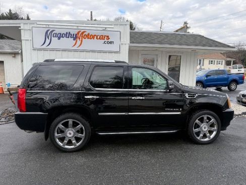 Used 2009 Cadillac Escalade w/ Ultra Luxury Collection image 2