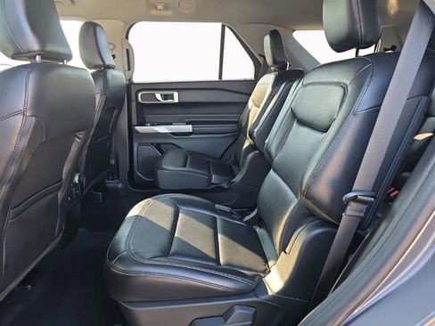 Used 2021 Ford Explorer XLT w/ Equipment Group 202A AWD/4WD image 17