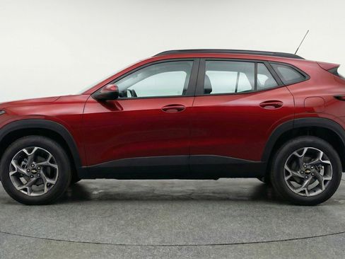 Used 2025 Chevrolet Trax LT FWD image 3