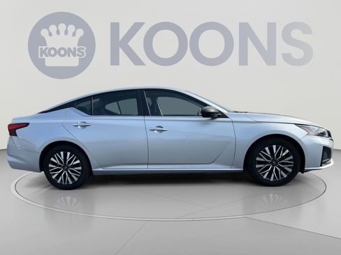 Used 2024 Nissan Altima 2.5 SV FWD image 8
