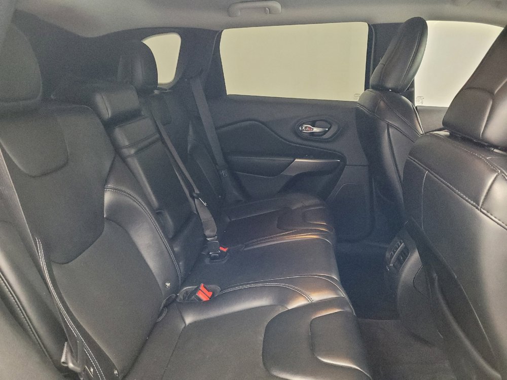 Used 2019 Jeep Cherokee Latitude Plus FWD image 19