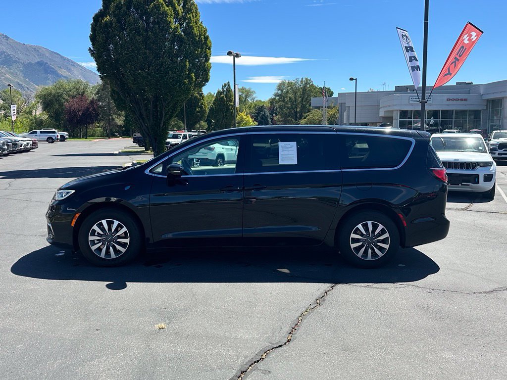 Used 2024 Chrysler Pacifica Limited FWD image 11