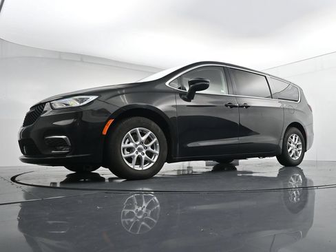 Used 2023 Chrysler Pacifica Touring-L FWD image 34