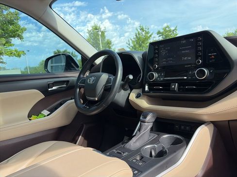 Used 2020 Toyota Highlander XLE AWD/4WD image 31