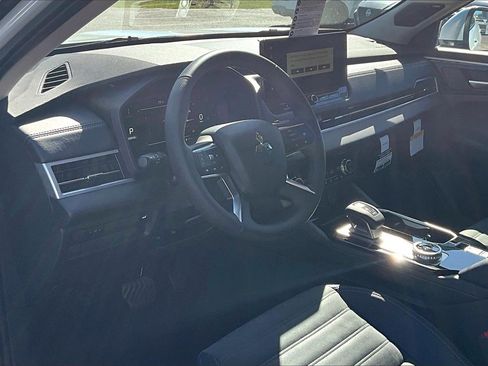 New 2025 Mitsubishi Outlander SE image 6