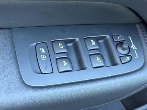 Used 2025 Volvo XC60 B5 Plus image 13