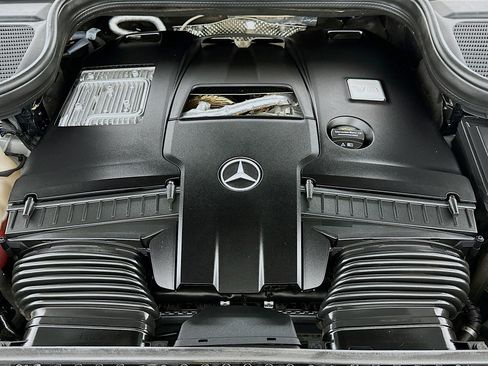 Used 2024 Mercedes-Benz GLS 580 4MATIC image 35