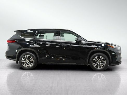 Used 2020 Toyota Highlander XLE w/ Protection Package #3 AWD/4WD image 6