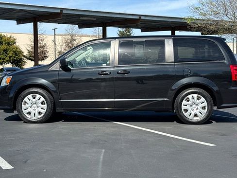 Used 2018 Dodge Grand Caravan SE w/ UConnect Hands-Free Group image 14