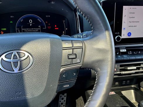 Used 2025 Toyota Camry SE w/ Convenience Package image 12