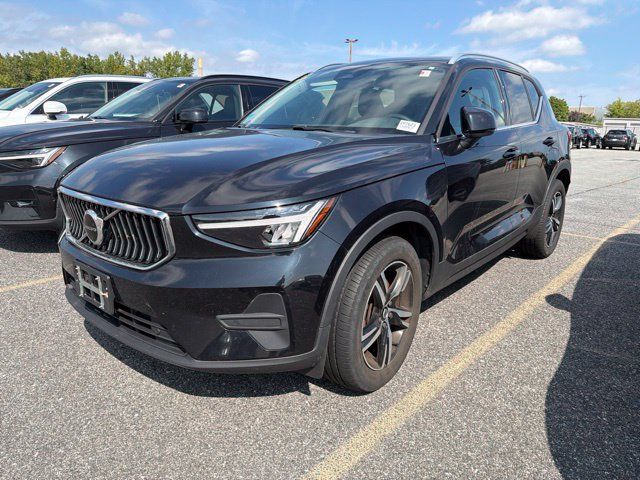 Used 2024 Volvo XC40 B5 Core AWD/4WD image 3