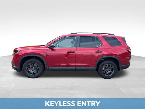 Used 2025 Honda Pilot TrailSport image 3