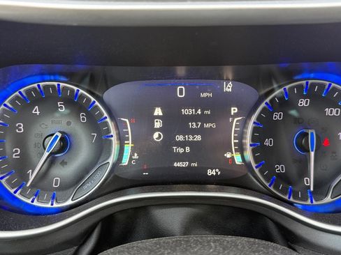 Used 2024 Chrysler Pacifica Touring-L FWD image 25