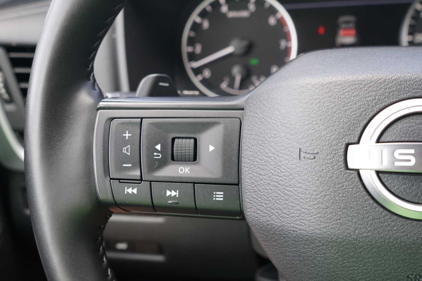 Used 2025 Nissan Rogue SV FWD image 14