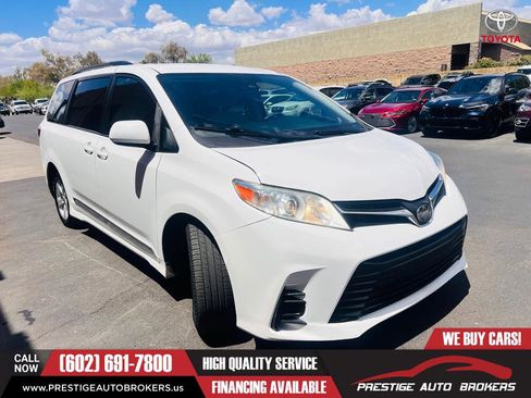 Used 2018 Toyota Sienna LE w/ Carpet Mat Package FWD image 5