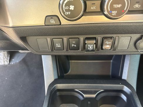 Used 2019 Toyota Tacoma SR5 RWD image 16