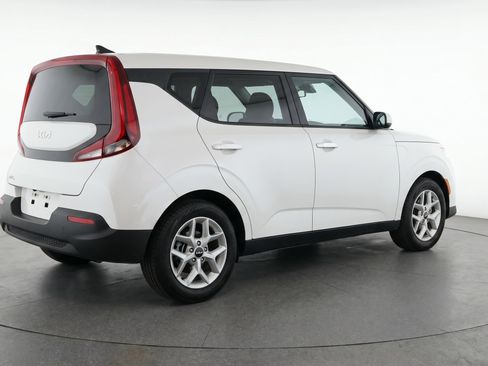 Used 2025 Kia Soul LX w/ LX Technology Package FWD image 9