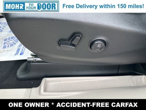 Used 2024 Chrysler Pacifica Touring-L image 11