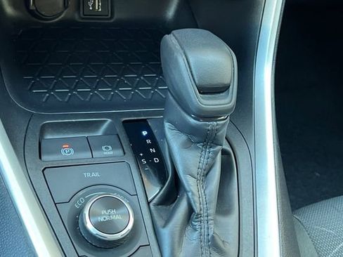 Used 2025 Toyota RAV4 XLE AWD/4WD image 27