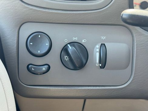 Used 2007 Chrysler Town & Country Touring FWD image 33