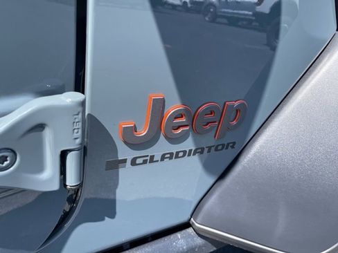 Used 2024 Jeep Gladiator Mojave w/ Technology Group image 16