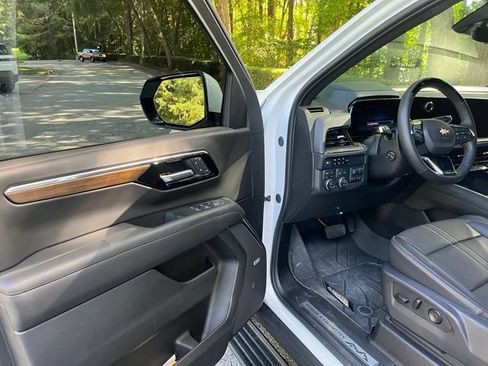 Used 2025 Chevrolet Suburban High Country AWD/4WD image 4
