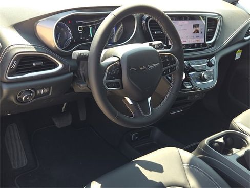 New 2026 Chrysler Pacifica Select image 15