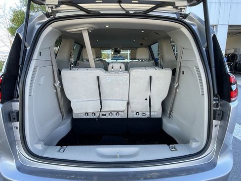 Used 2021 Chrysler Pacifica Touring-L image 7